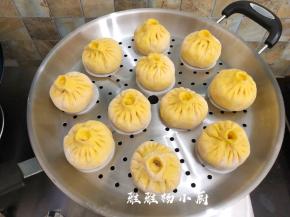 把包好的包子放在蒸锅的笼上，蒸锅此时可以加入水开小火微微加热，让整个锅体以及内部温热湿润，放的时候要留出空间来，以免发酵的时候包子都挤在一起了，盖上锅盖发酵至包子拿起来轻飘飘的就发酵好了，(发酵至有1.5倍大)