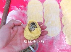 右手食指和拇指提起面皮，像小时候折扇子样一褶一褶把包子皮往中间提起并压紧粘合，同时左手慢慢顺时针转包子，保持右手连续压褶