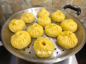 直接开中火蒸12分钟，蒸好后不要马上开盖子，焖3分钟后将盖子打开一条缝，慢慢放气，待蒸汽放得差不多了才完全开盖。以防蒸好后的包子遇到冷空气造成回缩问题