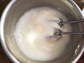中速打发至粗泡消失，加入三分之一糖