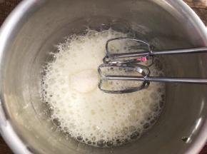 蛋白加入柠檬汁低速打发至有粗泡状态，加入三分之一糖