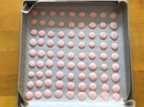 装入裱花袋挤入烤盘，放入烤箱烤170度1分钟