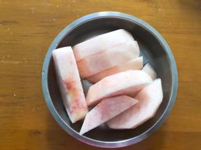 蜜桃去皮去核，切块
