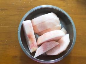 蜜桃去皮去核，切块