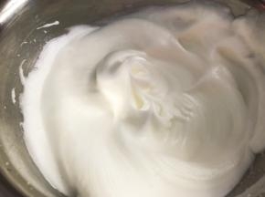 继续高速打发至拉起打蛋头有弯勾状态