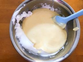 再倒回蛋白盆中继续翻拌均匀