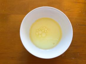 玉米油和纯牛奶混合搅拌均匀