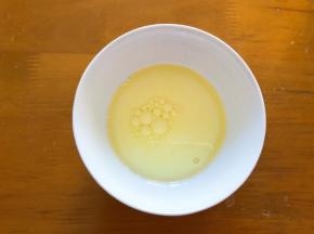 玉米油和纯牛奶混合搅拌均匀