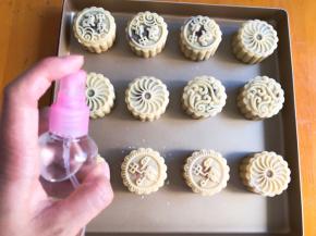 表面喷一点水，放入预热好的烤箱中层170度5分钟