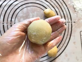 抹上薄薄一层面粉