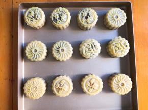 拿出刷上一层薄薄的蛋黄液，