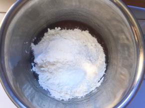 加入中筋面粉搅拌均匀