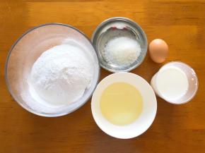 准备好食材，糯米粉和泡打粉过筛