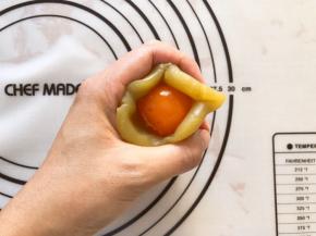 将蛋黄包入揉圆