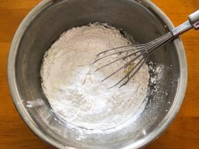 加入糯米粉和泡打粉搅拌均匀