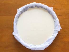 倒入披萨模具中