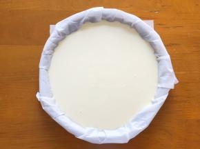倒入披萨模具中