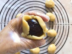 压扁包入馅料，虎口向上推就可以