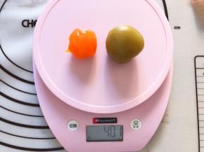 咸蛋黄和莲蓉一共40克