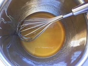 加入玉米油搅拌均匀