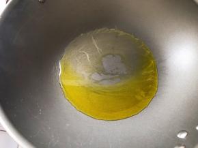 锅中加入食用油烧热