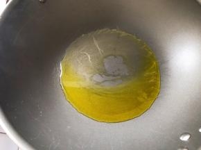 锅中加入食用油烧热