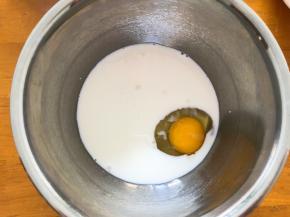 牛奶加入鸡蛋搅拌均匀