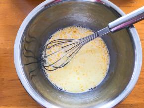 加入玉米油搅拌均匀