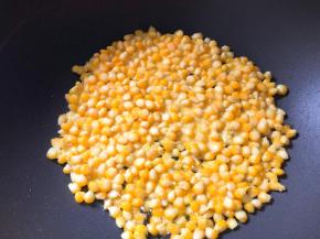 倒入玉米，一面煎至凝固