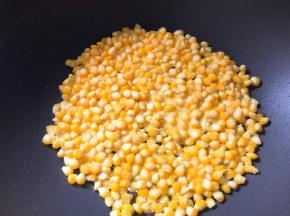 倒入玉米，一面煎至凝固