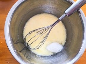 加入细砂糖搅拌均匀