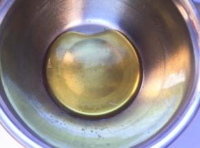 糖浆加枧水混合搅拌均匀