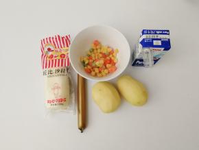 准备好材料。土豆削皮，清洗干净。玉米粒等清洗干净（我是买的冷冻的配好的袋装的，这个可以自己现剥）。