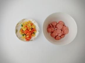 煮好捞出，沥干水分。火腿肠切成薄的圆片。