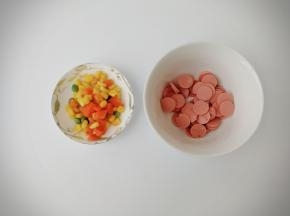 煮好捞出，沥干水分。火腿肠切成薄的圆片。