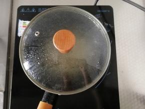 小锅里加适量清水，不用太多，煮开，然后倒入洗好的藜麦，中大火煮12-15分钟，不用看火，我是电磁炉煮的，所以就这么放着煮了，怕糊就多加一点水，将藜麦煮熟，熟的藜麦会变透明，出芽，像小尾巴。