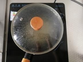 小锅里加适量清水，不用太多，煮开，然后倒入洗好的藜麦，中大火煮12-15分钟，不用看火，我是电磁炉煮的，所以就这么放着煮了，怕糊就多加一点水，将藜麦煮熟，熟的藜麦会变透明，出芽，像小尾巴。