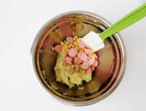 用刮刀或其他工具压成泥。然后将煮过的蔬菜粒，香肠片，藜麦，倒入。先用刮刀混合一下。