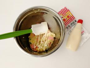 再倒入适量牛奶调节干湿程度，这个看情况，如果太湿就不用加牛奶了。挤入适量沙拉酱，混合均匀即可。沙拉酱的量，可以根据自己口味添加，我是加了一部分拌匀，然后用勺子挖成球，摆盘，再挤了一些沙拉酱，叉子叉着吃！