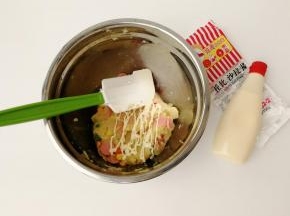 再倒入适量牛奶调节干湿程度，这个看情况，如果太湿就不用加牛奶了。挤入适量沙拉酱，混合均匀即可。沙拉酱的量，可以根据自己口味添加，我是加了一部分拌匀，然后用勺子挖成球，摆盘，再挤了一些沙拉酱，叉子叉着吃！