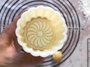 模具中也抹上面粉