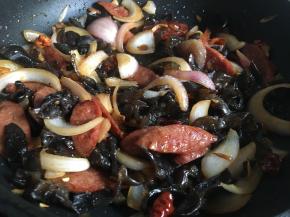 翻炒均匀后倒入1勺生抽、1勺蚝油、半勺盐调味；
