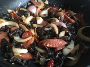 翻炒均匀后倒入1勺生抽、1勺蚝油、半勺盐调味；
