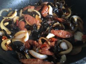 翻炒均匀后装盘出锅即可；（如果这时候洋葱还是生，则可以加入适量水稍微煮熟）
