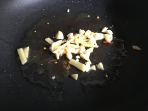 起锅热油，倒入生姜、蒜末煸香；
