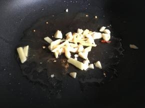 起锅热油，倒入生姜、蒜末煸香；
