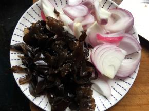 将木耳、洋葱洗净切成细长条备用；
