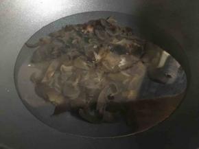 起锅倒入适量清水，煮沸后倒入木耳焯水5分钟左右取出过凉水；
