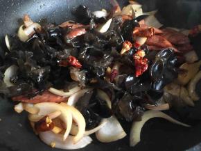 炒至洋葱8分熟后倒入木耳、干红椒，继续翻炒；
