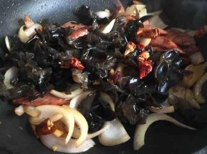 炒至洋葱8分熟后倒入木耳、干红椒，继续翻炒；
